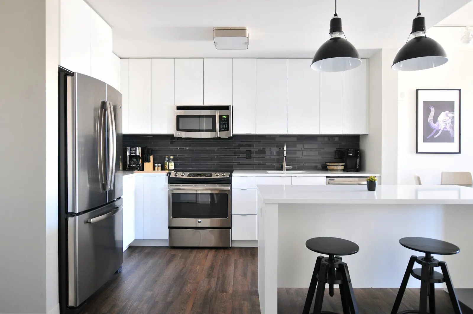 White and oak kitchen with brass pulls, open shelving and a breakfast ledge